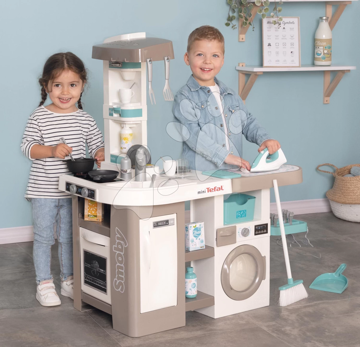 Set Elektronische Küche Mit Waschmaschine Und Bügelbrett Tefal Cleaning Kitchen 360° Smoby Und Ein Kinderwagen Dreifachkombination Maxi Cosi Mit Einem Stuhl, Einem Autositz Und Einer Schaukel SM311050-6 – Bild 15